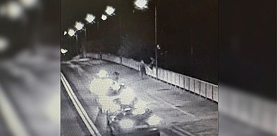 Był środek nocy. Mężczyzna stał na barierze mostu. Decydowały sekundy