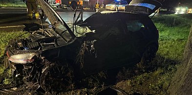 Volkswagen roztrzaskany na drzewie! Wcześniej 19-latek stracił panowaniem...