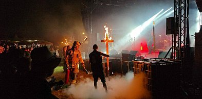 Płonące krzyże na festiwalu w Chwałkowie. Skandal czy artystyczna prowokacja?