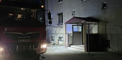 Z płonącego mieszkania wyniósł ją syn. Straty po nocnym pożarze są ogromne-82558