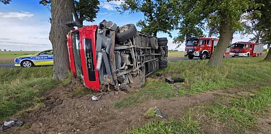 Ciężarówka przewrócona, kierowca wyszedł... Twierdzi, że "złapał" pobocze-82734