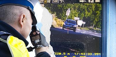 Przez wieś jak autostradą! Ale miał pecha. Ten przejazd słono go kosztował-82886