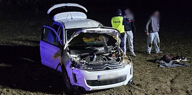 Citroen wylądował w polu. W środku troje młodych ludzi. Ranna 16-latka ...-83258