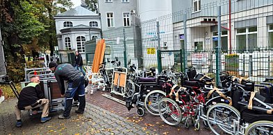 Ciężarówka z darami zaparkowała przy szpitalu. Sprzęt trafi na wszystkie oddziały-83589