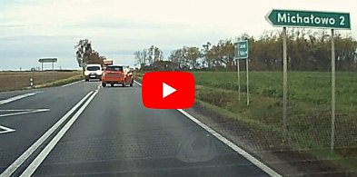 O włos od wypadku. Młody kierowca bez zastanowienia miał wyjechać na drogę...-84098