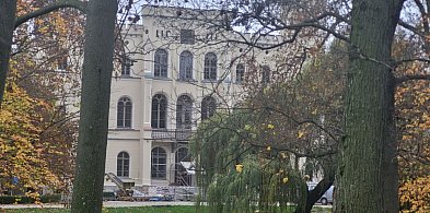 Na moment wszyscy wstrzymali oddech! W zamku zawyły syreny. Nikt nie...-84302