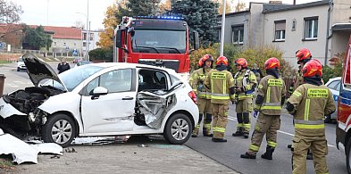 Zderzenie dwóch samochodów w Brzeziu. Najbardziej ucierpiała 55-letnia kobieta-84284