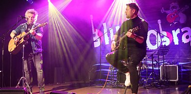 Najpierw hołd dla Króla, potem koncert akustyczny gwiazdy. Sala pełna ludzi-84431