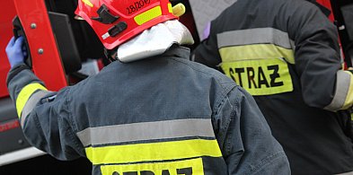 Poranny alarm na Leśnej w Gostyniu. Strażacy zastali auto z podniesioną do góry...-84461