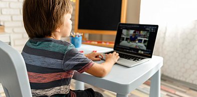 Popularni influencerzy na kelowniku.... Te treści dla dzieci budzą kontrowersje-84573