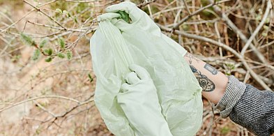Odrabiał wyrok... Znalazł tajemniczy pakunek. Sprawą zainteresowała się policja-84878