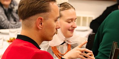 Ostatnia zabawa przed adwentem. Tego dnia, to dziewczyny wybierają sobie chłopaków-84893