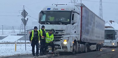 Pierwszy śnieg spowodował chaos. Dwie kolizje, powalone drzewa i droga...-85050