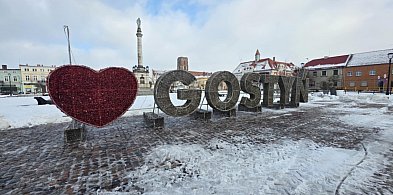 Wczoraj śnieg, dzisiaj... "I love Gostyń" stanął w nowym miejscu. To nie koniec-85107