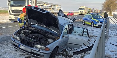 Zderzenie dwóch samochodów. Tył BMW skasowany. Pomoc nadeszła...-85158