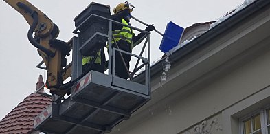 Ryzyko było duże... Na deptak wjechał dźwig. Żeby ludziom nie spadło na głowę-85263