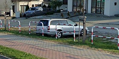 Zdewastowane auto od dawna straszyło na ulicy. Tak tłumaczył się właściciel...-85359