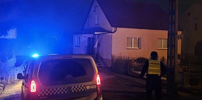 Spojrzała w górę i chwyciła za telefon. Coś dziwnego działo się nad dachem-85383