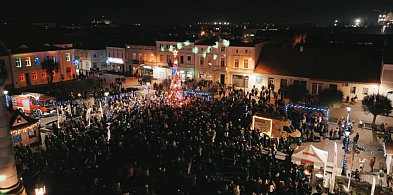 Tłum zalał rynek, a choinka wystrzeliła światełkami. Gostyń świętował jak nigdy!-85485