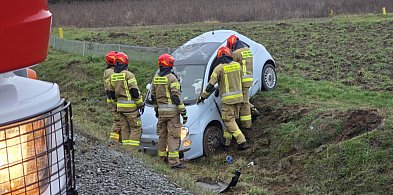 Auto w rowie, obwodnica zablokowana! 21-latka mogła zasłabnąć za kierownicą-85584