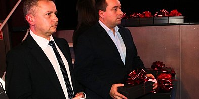 Burmistrz przyniósł znak, a starosta wyciągnął teczkę. Wszystko na oczach....-85593