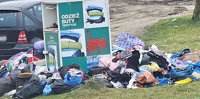 Zbiórka odzieży czy dzikie wysypisko? Zdjęcie nie pozostawia żadnych złudzeń-85635