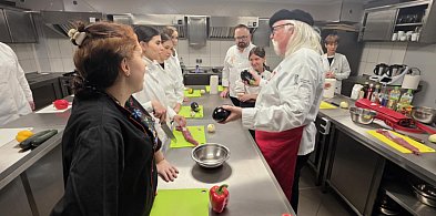 Jeden z najbardziej znanych kucharzy w Polsce, gotował dziś z uczniami w Krobi-85722