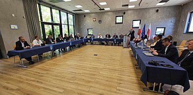 Szyją budżet grubą nicią. Z kalkulatorem w ręku i kolejką wniosków "na później"-85758