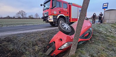 Dachowanie na oblodzonej drodze. W aucie dwie nastolatki. Jechały do szkoły-85734