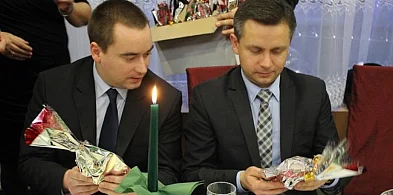 Starosta i burmistrz dostali taki sam prezent!  Wiemy ile zarobią od nowego...-85968