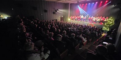 Zagrali i zaśpiewali, przy pełnej sali. Tak wielu muzyków jeszcze na tej scenie...-86041