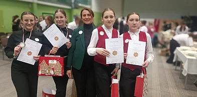 Zrobiły to po mistrzowsku. Świąteczny stół przyniósł im najwyższy stopień...-86110