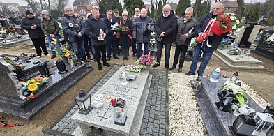 Znicze, kwiaty i gorzka prawda. Nad grobem Mariana Rączki padło wiele...-86116