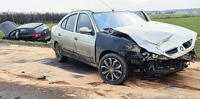 Czołowe zderzenie dwóch samochodów w gminie Piaski. Na miejscu pracują służby-86254