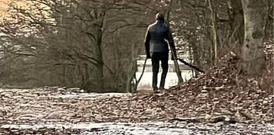 Gostyń na tropie. W lesie miała napotkać mężczyznę ubranego na czarno. Wystarczyło-86344