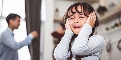 11-latka zadzwoniła po pomoc! Nie mogła patrzeć na to, co robi jej dziadek...-86374