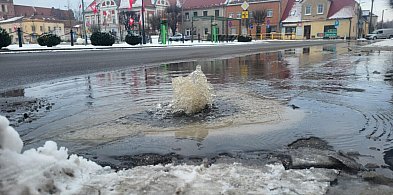 Awaria w centrum Gostynia! Woda wydostawała się spod ziemi i zalewała...-86521