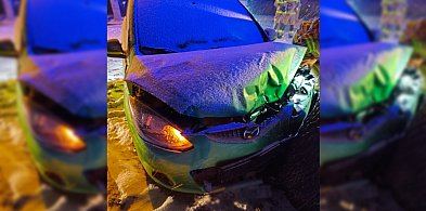 Wpadła w poślizg i uderzyła w drzewo. Kobieta trafiła do szpitala na badania-86716