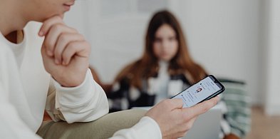 Koniec TikToka i Facebooka dla dzieci? Chcą wziąć przykład z innych. Ankieta-86812