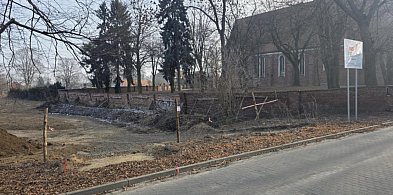 Mur przy Farze "trzyma się" na palach. Gmina Gostyń dołoży się do remontu?