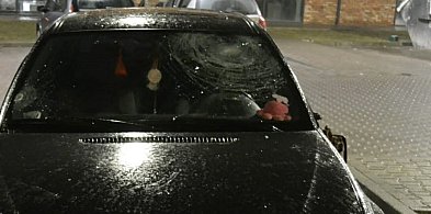 Ojciec i syn zatrzymani! Roztrzaskali BMW pięściami. Poszło o sprawy...