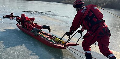 Czarny scenariusz w Smogorzewie. Załamał się lód. Tak wyglądała ewakuacja