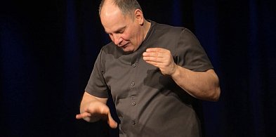 Słowa okazały się zbyteczne. Wystarczył jeden gest, by cała sala wybuchła śmiechem