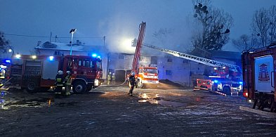 Płonął budynek inwentarski! W środku 70 sztuk bydła. Sytuacja była poważna