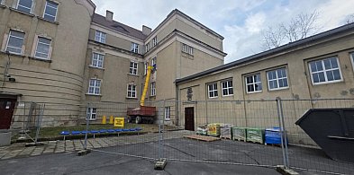 Wygrodzili teren i zaczęli prace. Od strony boiska widać to najlepiej