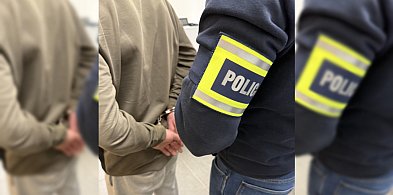 Był środek dnia. Nie wiedział, że ktoś jest w mieszkaniu. Wczoraj usłyszał zarzuty