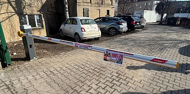 Koniec z wjazdem. Szpital stawia szlaban. Parking wyłącznie dla pracowników