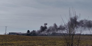 Gęsty, czarny dym unosił się nad jedną z posesji. Był widoczny z daleka ...