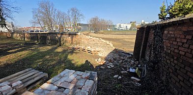 Mur przy farze od dawna się sypał. Teraz znika, cegła po cegle. Pytamy co dalej?