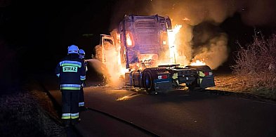 Nocny pożar ciągnika siodłowego. Kierowca zdążył się ewakuować. Auto spłonęło...